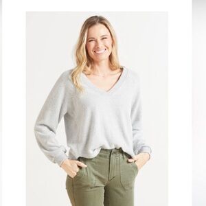 Evereve Mac V Neck Pullover Gray Sweater Size Medium Ultra Soft R56